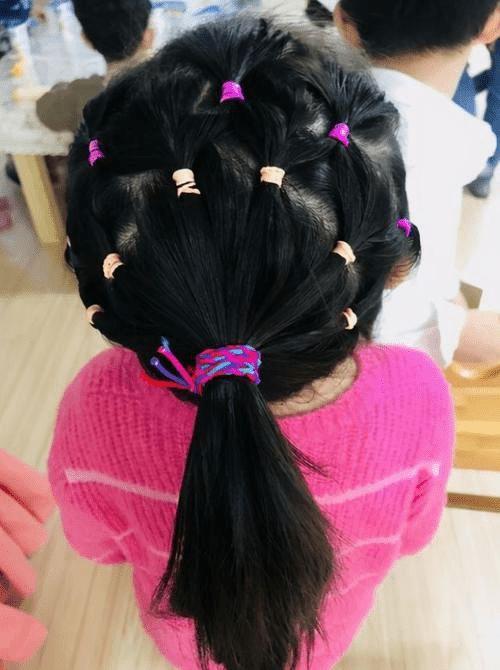 幼儿园老师好心帮孩子扎头发为何遭到家长怒斥不负责任