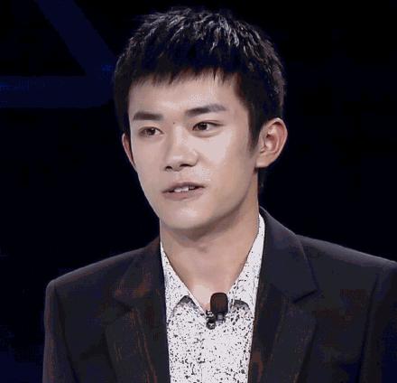 有种"整容"叫易烊千玺,挑战平头配狗啃刘海,霸气总裁范十足!