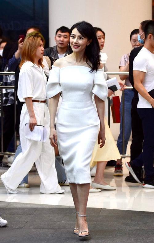 高圆圆礼服造型险些翻车这太依赖身材了处理不好就五五身