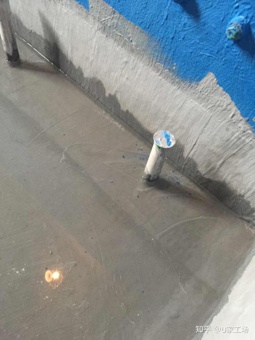 涂刷上口整齐; 13. 二次丙纶防水加强处理,满铺地面,高度30cm