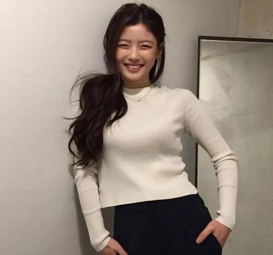 出生于99年的韩国女明星金裕贞
