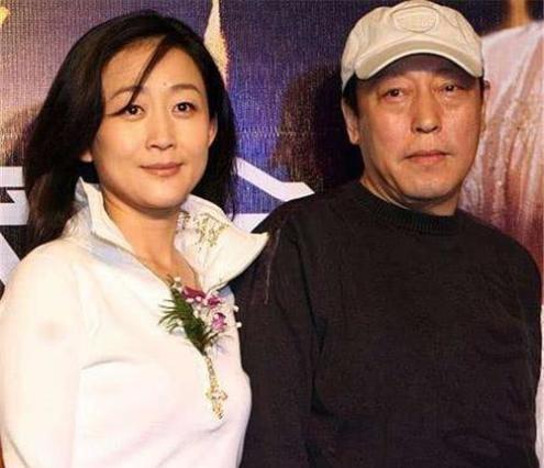 59岁倪大红近照,隐瞒了30多年的老婆,原来是她!