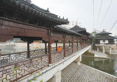 南京:仿古廊桥亮相外金川河(图)