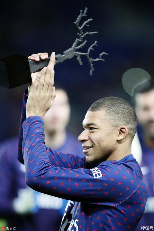 姆巴佩展示科帕奖卡瓦尼拉着他仔细瞅奖杯