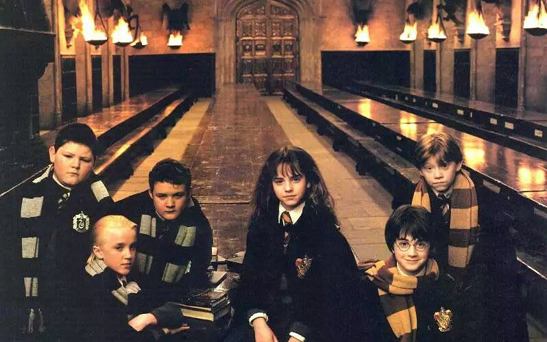 《哈利波特与魔法石》里哈利三人怎么成为好朋友的?