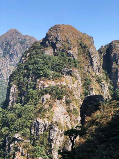 还要从这些乱石破里爬到对面的高山上,那山有一块平坦的大石头,我们称