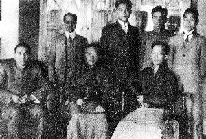 章太炎(中)与孙中山(左一),胡汉民(前右一),汪精卫(左四)等人合影