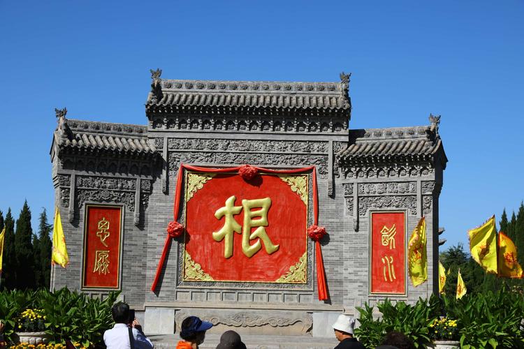 山西洪洞大槐树,明朝开始从此处大批移民,于是成为人们寻根问祖的地方