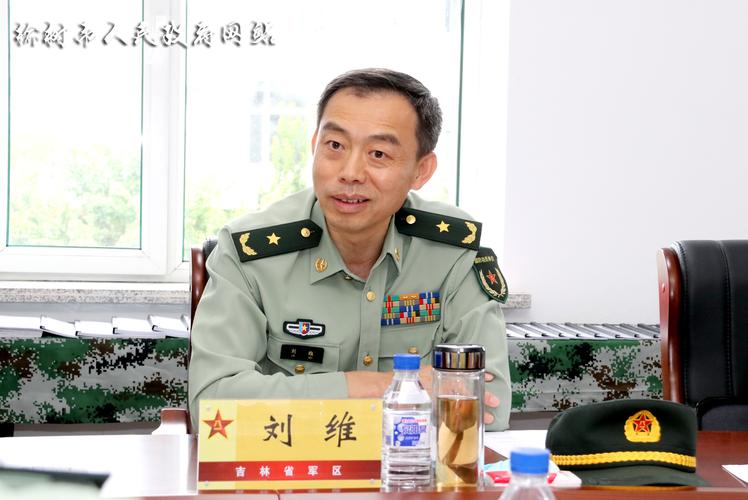 林小明陪同省委常委省军区司令员刘维到我市检查指导工作