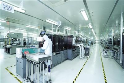 图为常州市森萨塔科技公司车用压力传感器智能生产车间