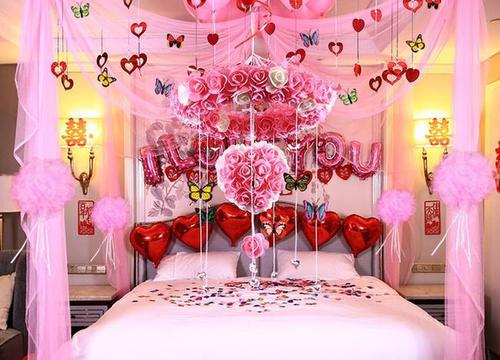 他们把装饰婚床作为婚礼中的一件大事,只是布置婚床的人却不是新郎