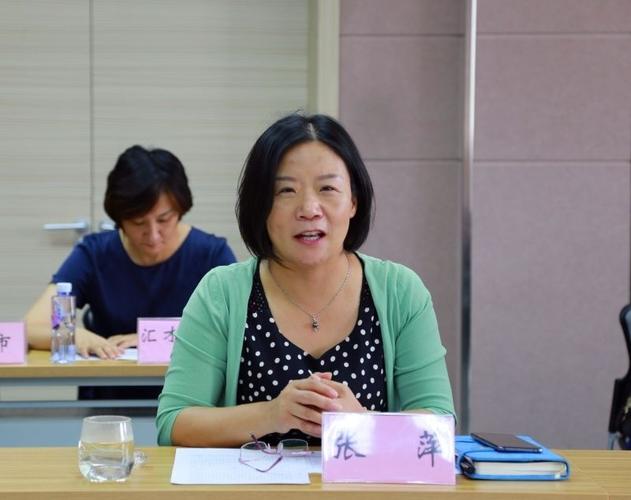 天桥区教育局局长张萍介绍情况