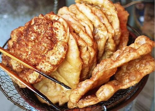 油饼的制作方法和油条一样,只不过是做得形状不一样.