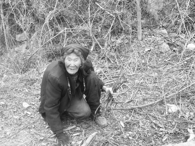 去实现自己的梦想,但我们留在山里的却是无人问津的留守儿童跟空巢