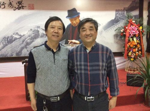 斫琴师范学强和梅曰强老师之子梅士军交流