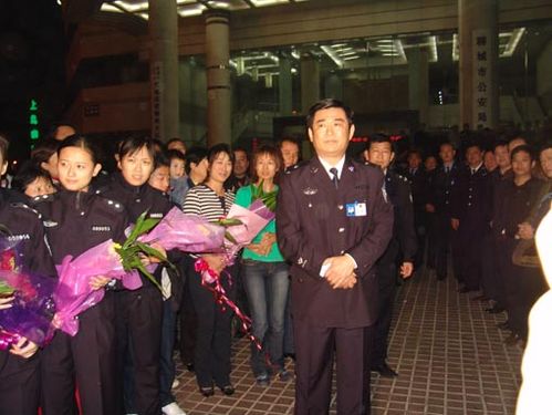 公安局长任建军带领市局民警在市公安局等候办案民警及小午言凯旋归来