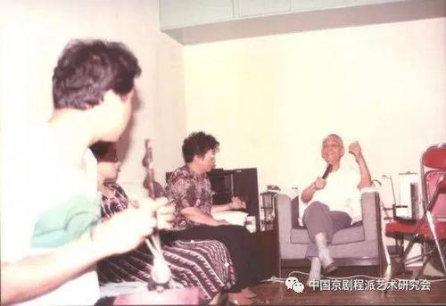 吕东明听赵荣琛说戏(武桐羽摄)