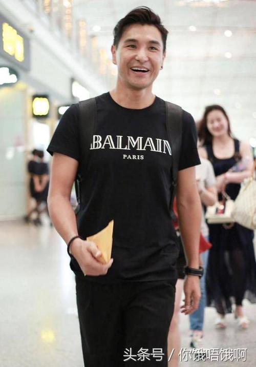 新婚的tvb视帝陈展鹏现身北京机场年轻时的他一点主角样都没有