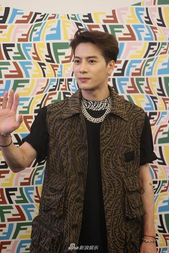 王嘉尔三七分发型酷炫抢眼 马甲造型帅气逼人