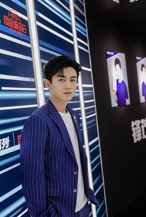 陈晓身穿黑色西装配领结彰显高级感而条纹西装配胸针潮流精致