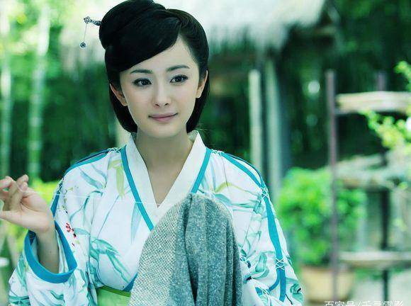 很少见杨幂饰演这样的角色,虽是青楼女子,可扮相却宛若大家闺秀般端庄