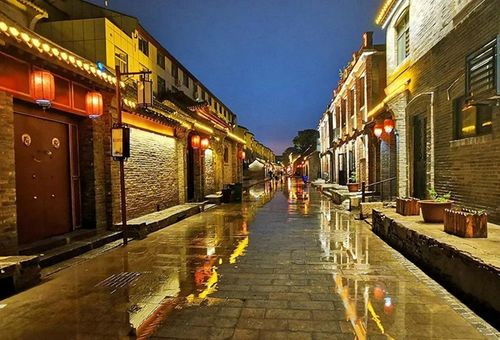 立秋前夕,安阳普降大雨,这是雨中的仓巷街. (张伏林 摄)