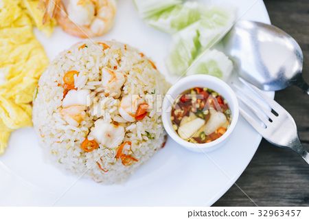 图库照片: food series: fried rice with prawns and omelet