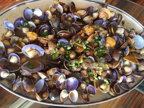 都喜欢用一顿北江河鲜宴待客:骨鱼豆腐汤,白灼峡江虾,风味炒贝壳