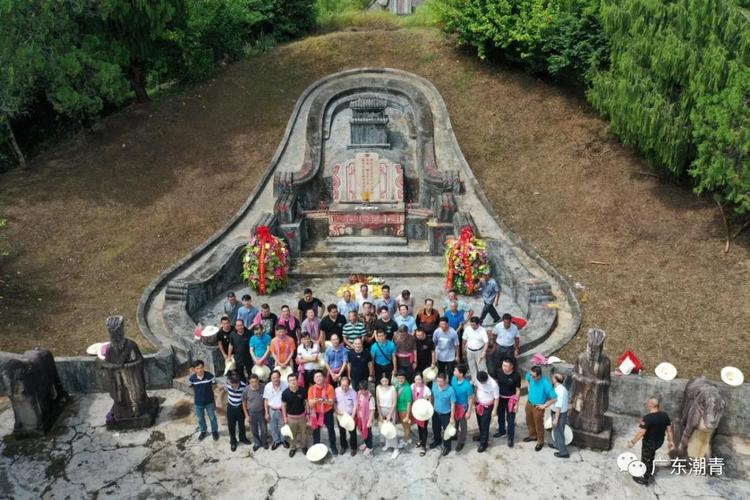 19日,访问团拜谒位于三河镇的翁万达墓园,表达对这位明代名臣,民族
