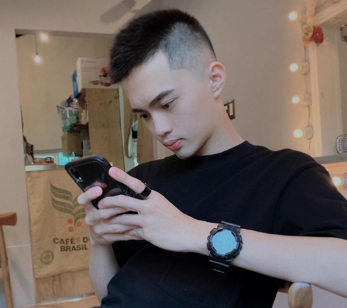 发型就很不错,两边采用渐层修短的设计风格,上面的头发做简单的修缮