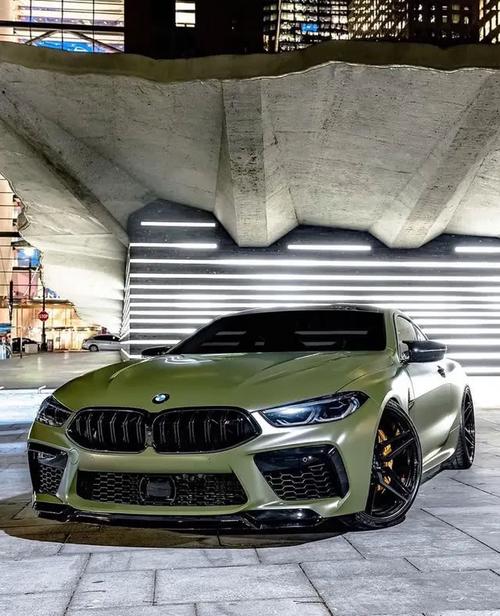 宝马m8高清实拍,绿色车漆真好看