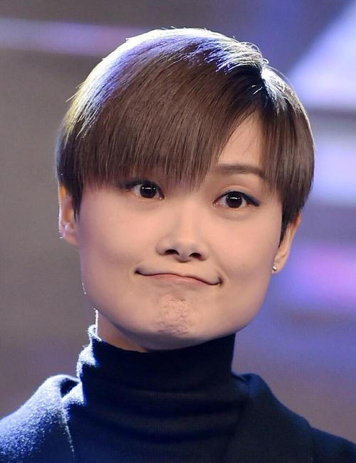 李小冉的皮肤真的是剥壳鸡蛋吧!李宇春的好状态也扛住了央视镜头