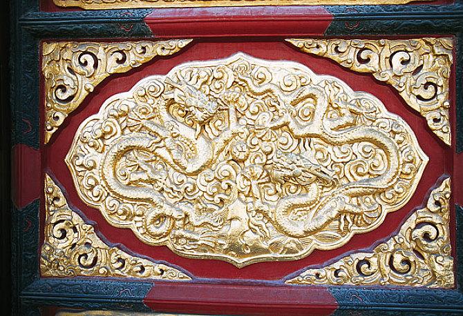 北京故宫太和殿后门上的龙