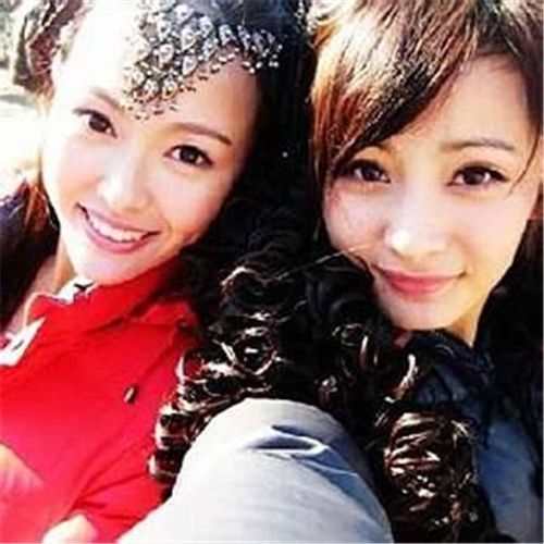 毕竟在前几年杨幂和唐嫣两位是非常铁的闺蜜