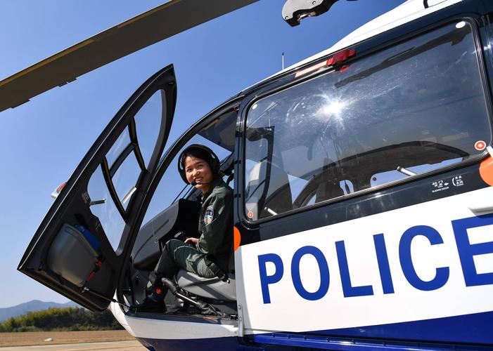 广州特警闪电突击队队员准备从警航直升机上索降(2020年12月30日摄).