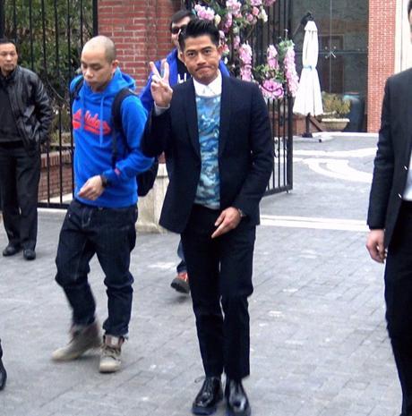 郭富城穿着单薄现身寒风中等车无架子