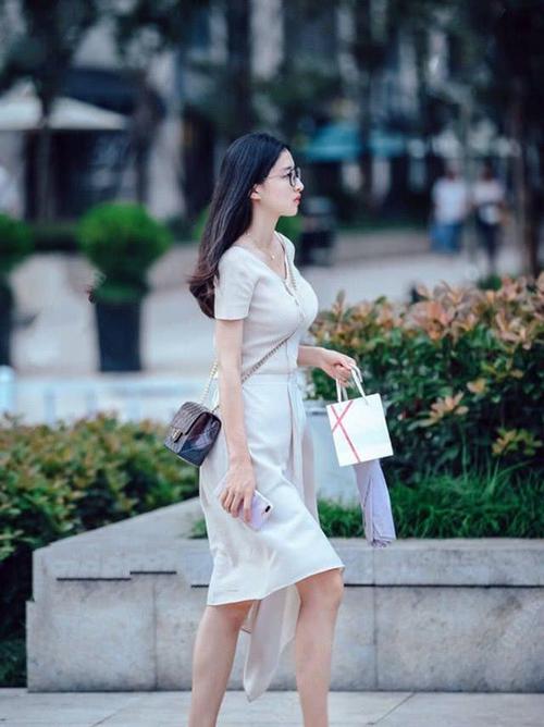 美女街拍:潮流girl逛街搭配,休闲又有气质,美得不像话