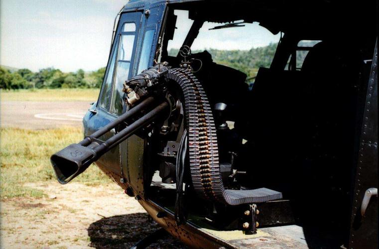 美军机枪机炮的弹链为什么看不到弹头好像二战时期的b