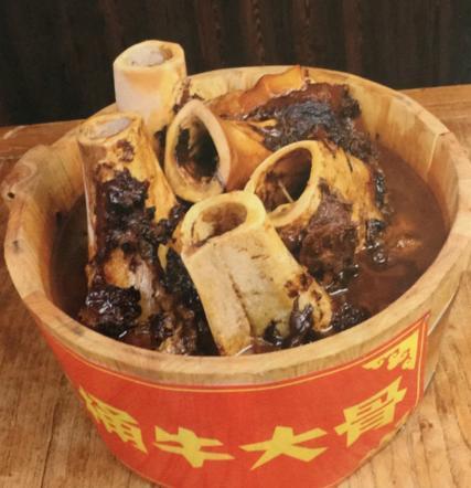 2种秘制料煨6个小时做牛大骨一天能卖300多根