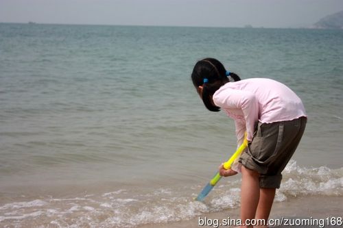 海边,戏水小萝莉凹造型