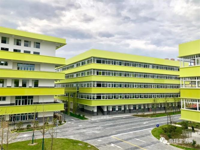 市区名校委托管理的呢~             嘉定新城实验中学位于温泉路280