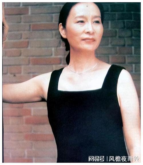 演员奚美娟冒险产子没出月子被离婚前夫糊了她红了