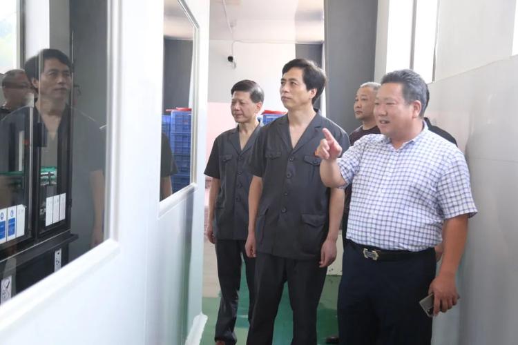 冷水江法院党组书记,代理院长刘立贤走访省人大代表