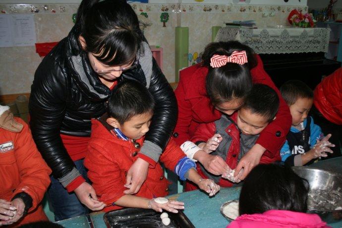 福建西山学校幼儿园举行"亲手包汤圆,快乐闹元宵"主题活动