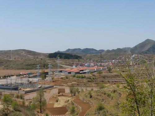 沿新河公路到合涧三池西上,经大付街,八达,进入山西省平顺县的花园村