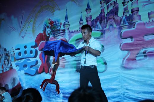 (魔术表演&mdash;&mdash;悬浮的桌子)