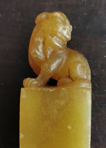 0厘米 此方田黄石,鲜亮鸡油黄,,通灵莹润,透明起冻,不失为田黄珍品