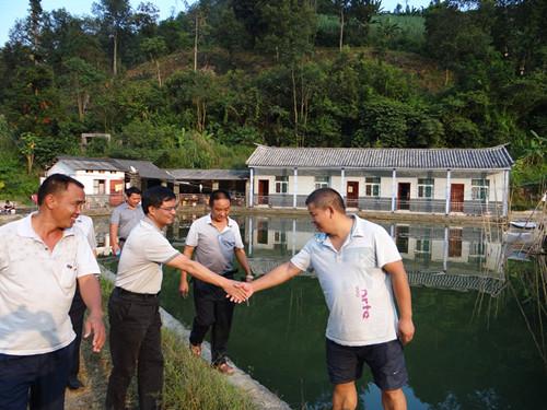 云南临沧市农业局局长深入镇康县四须鲃(黄壳鱼)保种驯养基地调研