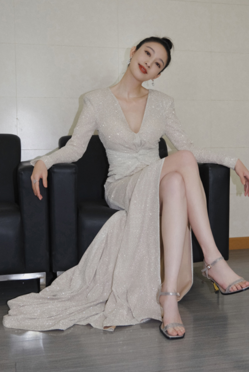 张俪魅力全开!穿一件针织衫搭配牛仔裤走机场,温柔优雅又漂亮