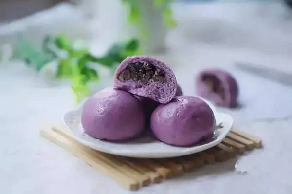 学做早餐小编现在就教大家做紫色的包子,看起来就很有食欲哦,用来哄小